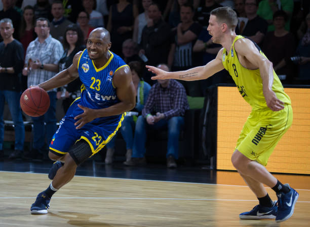 他们通过一 他们通过一