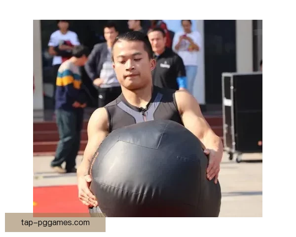 白雪皑皑，挑战极限：穿越极地挑战赛。