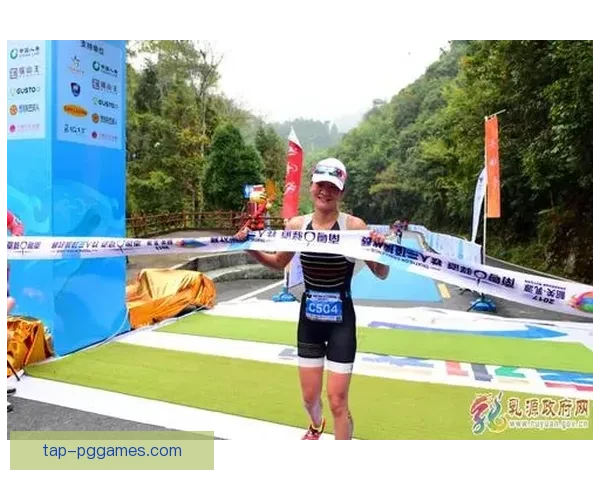 铁人三项挑战：穿越泳池、骑行公路、奔向终点